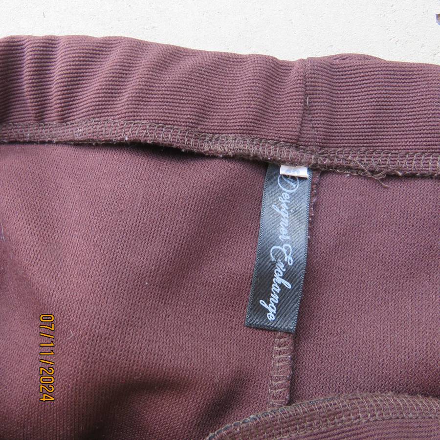 Elegant easy to wear bodycon ribbed stretch polyester choc brown skirt. Size 40. Elastic waist.