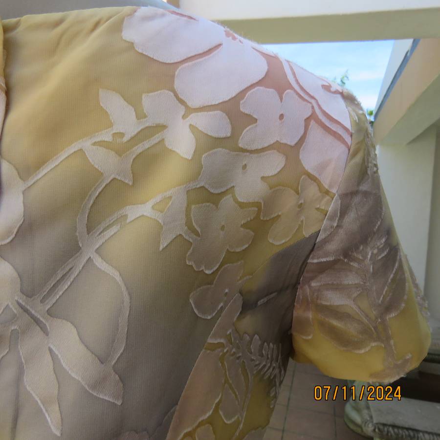 Top of the line tailored VICKY MAR top from Australia. Soft gold-peach-grey shades.Lined.Size34.