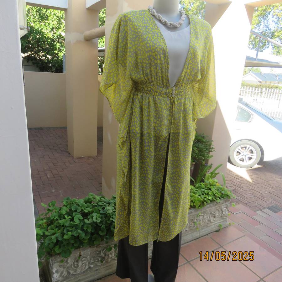 Silvergrey and yellow long open top with elasticated waist. Size 34. Sheer polyester.