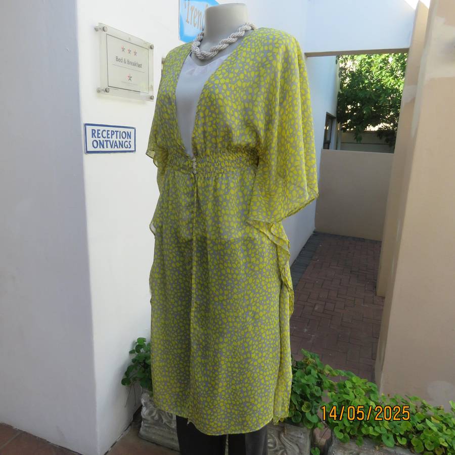 Silvergrey and yellow long open top with elasticated waist. Size 34. Sheer polyester.