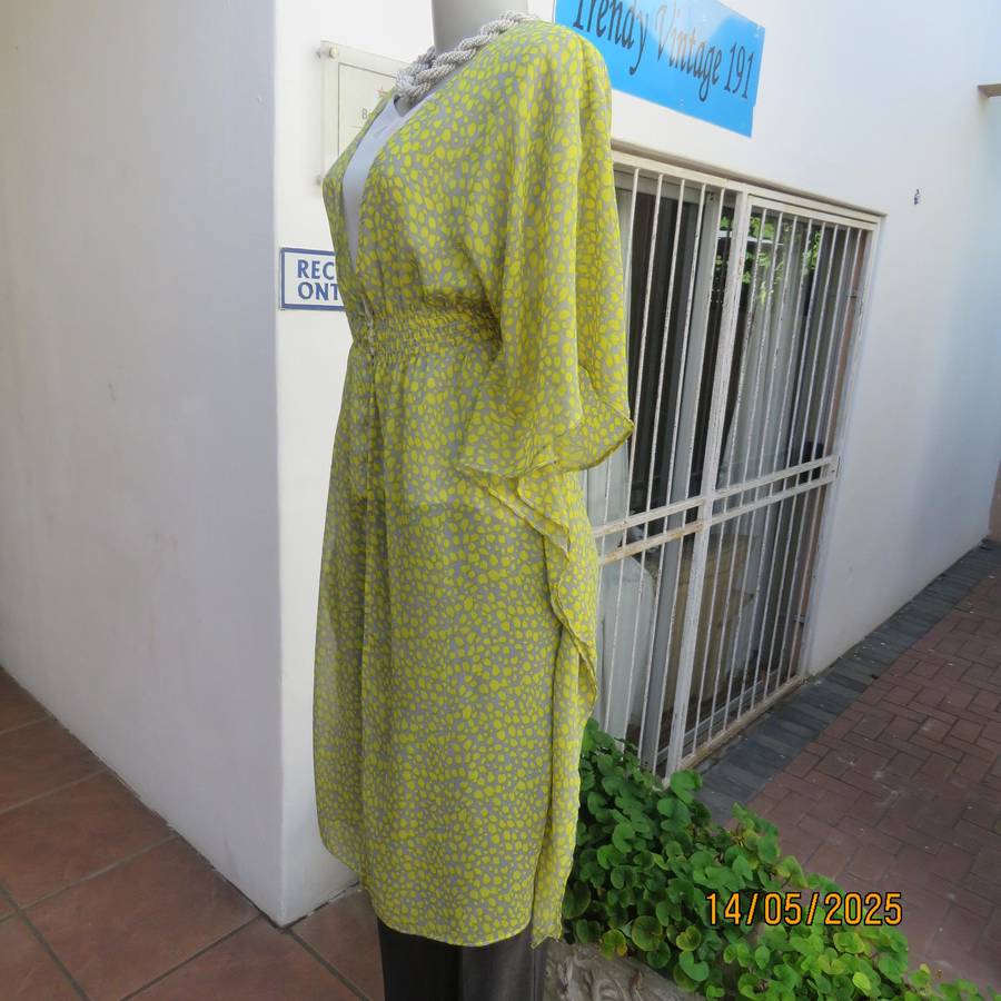 Silvergrey and yellow long open top with elasticated waist. Size 34. Sheer polyester.