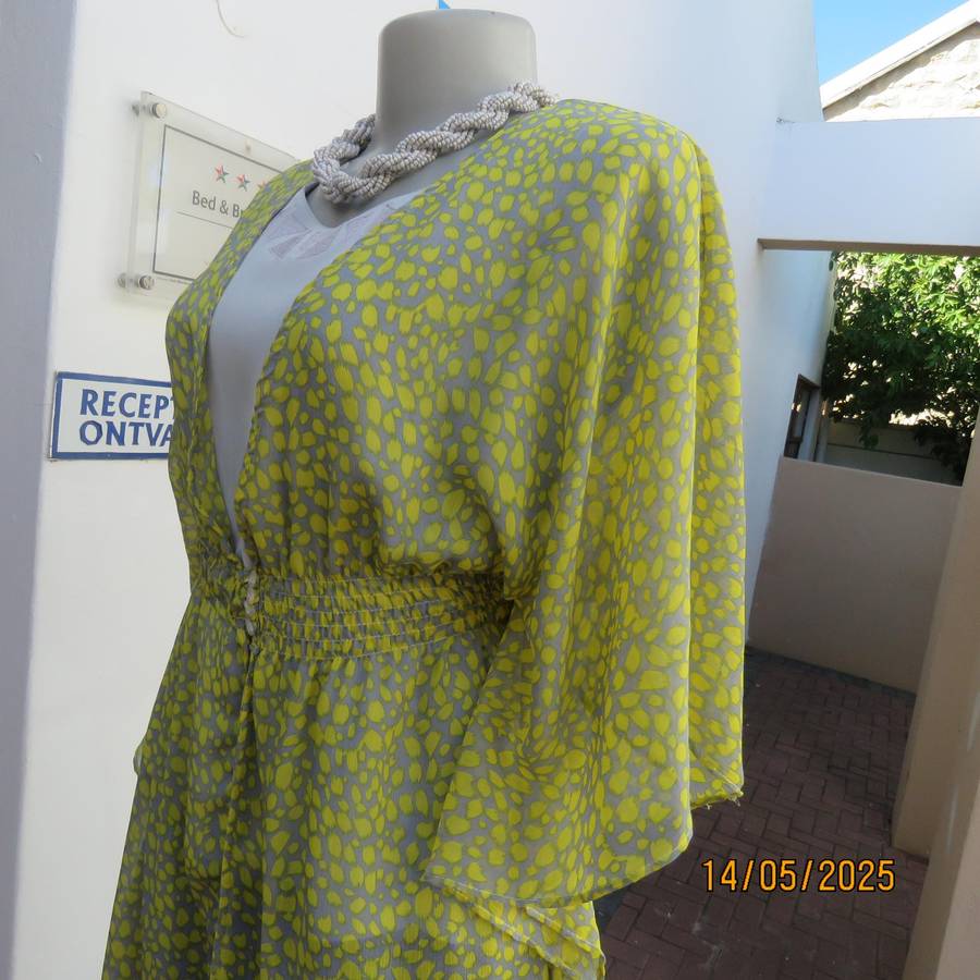 Silvergrey and yellow long open top with elasticated waist. Size 34. Sheer polyester.