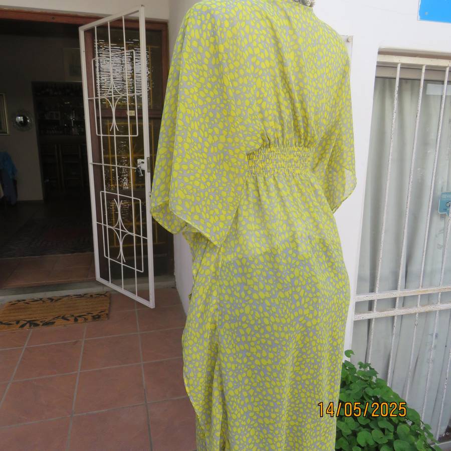 Silvergrey and yellow long open top with elasticated waist. Size 34. Sheer polyester.