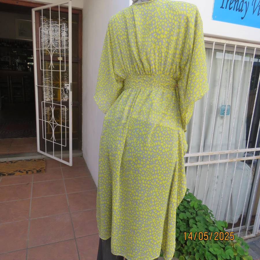 Silvergrey and yellow long open top with elasticated waist. Size 34. Sheer polyester.