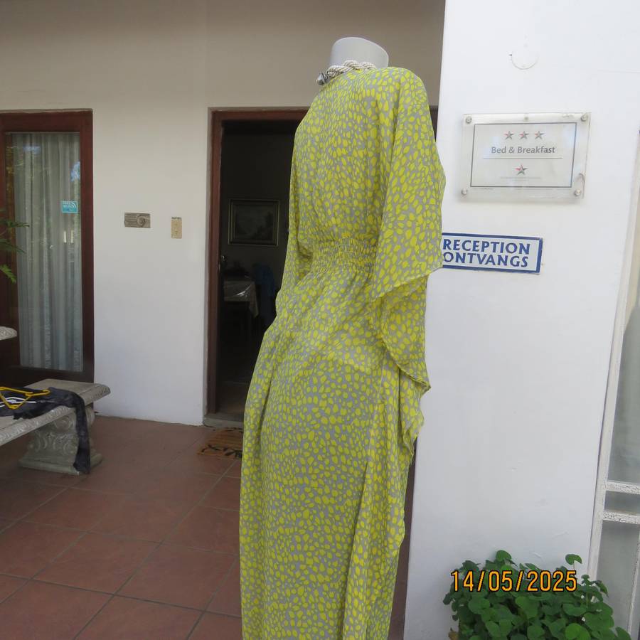 Silvergrey and yellow long open top with elasticated waist. Size 34. Sheer polyester.