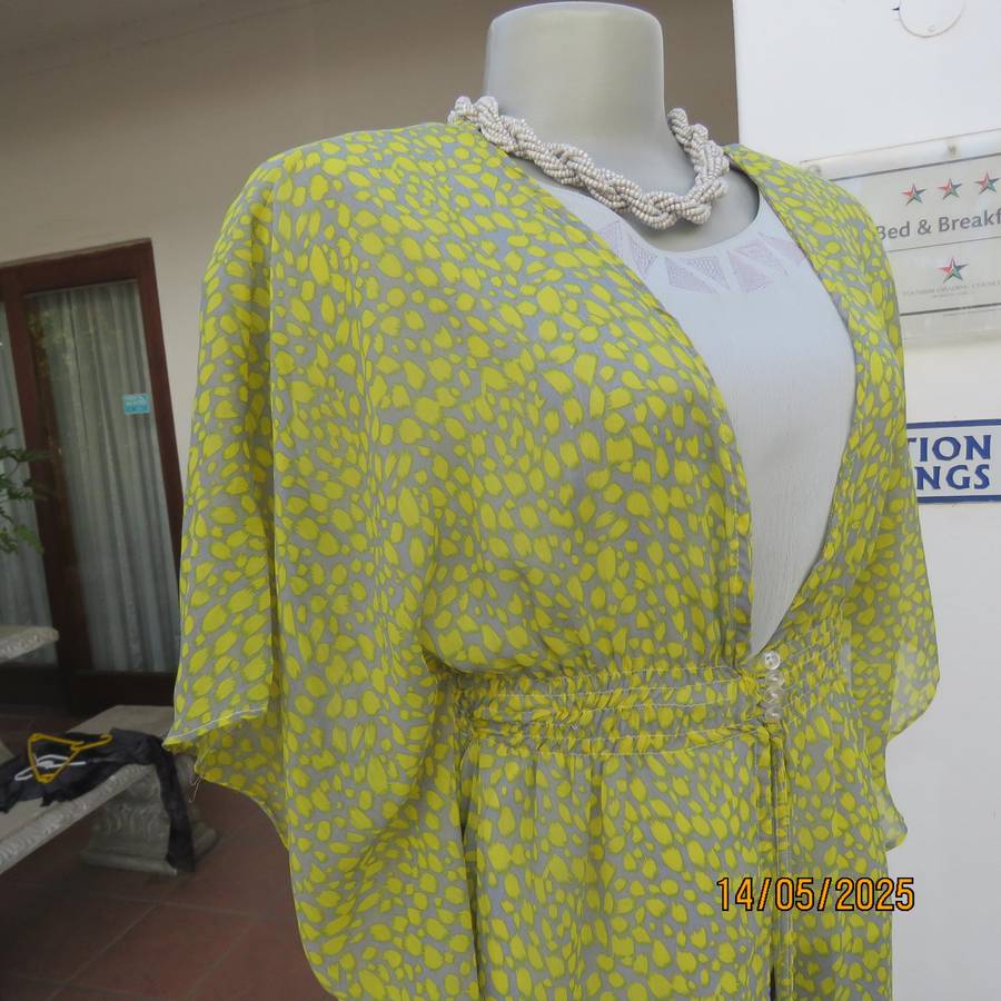 Silvergrey and yellow long open top with elasticated waist. Size 34. Sheer polyester.