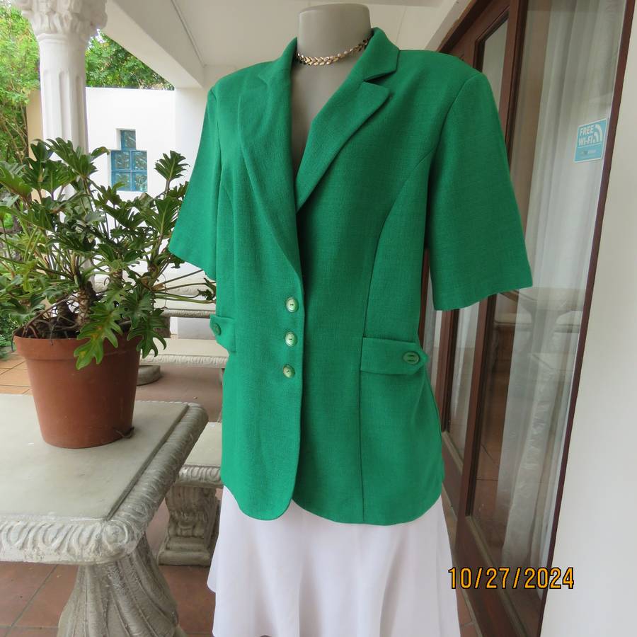 Amazing ML CLASSICS emerald green short sleeve tailored jacket.Size 40. Three button closure. As new