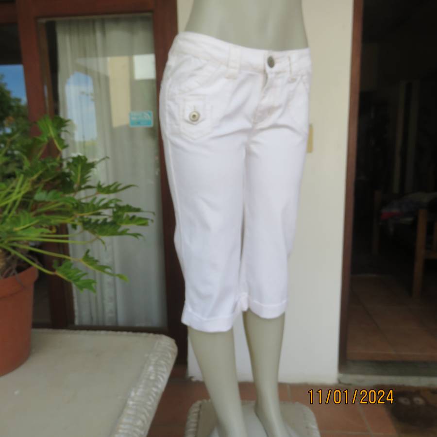 Snow white polycotton stretch cropped pants size 36 in polycotton stretch. Pockets back-front.As new
