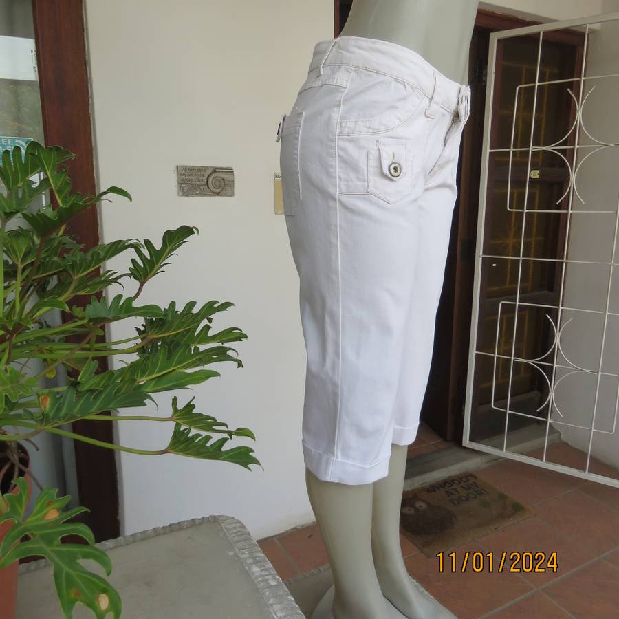 Snow white polycotton stretch cropped pants size 36 in polycotton stretch. Pockets back-front.As new