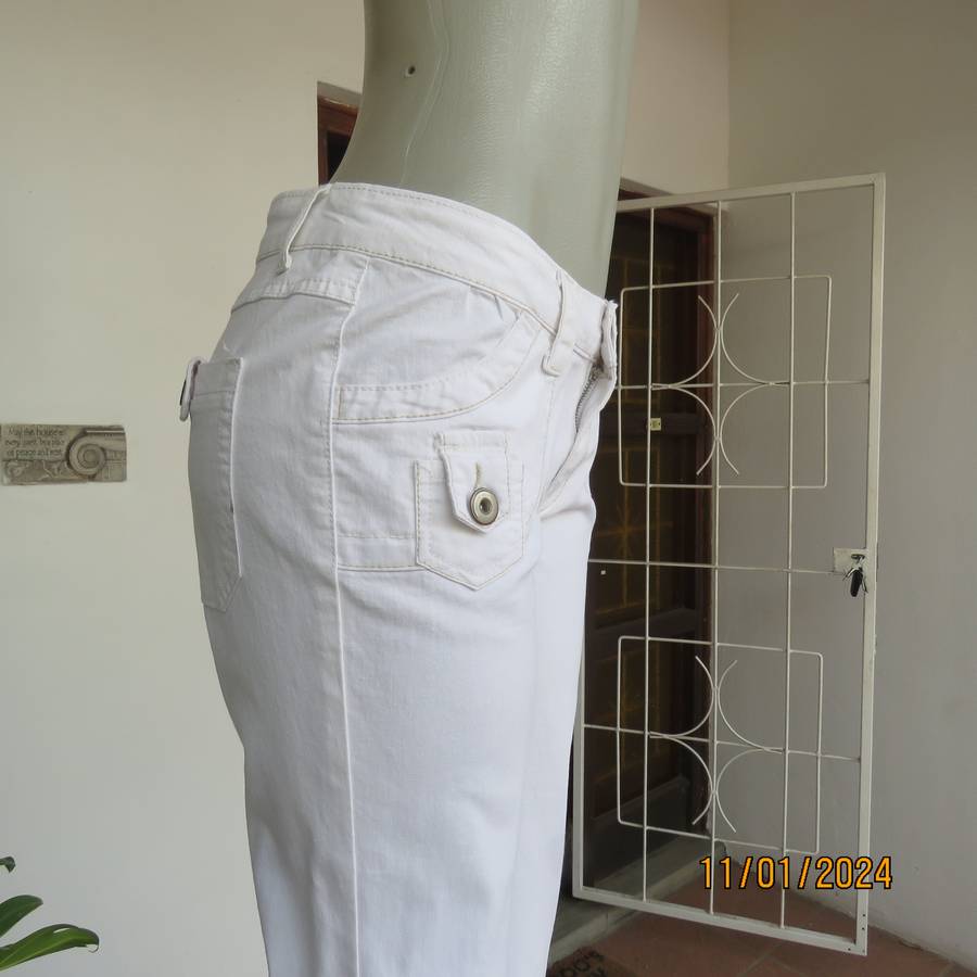 Snow white polycotton stretch cropped pants size 36 in polycotton stretch. Pockets back-front.As new