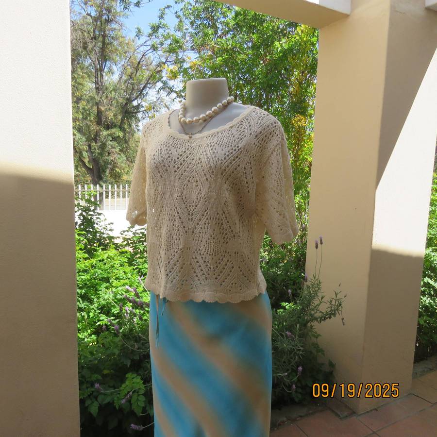 KELSO rich cream cropped polyester knit slip over size 40 top. Scalloped edging.