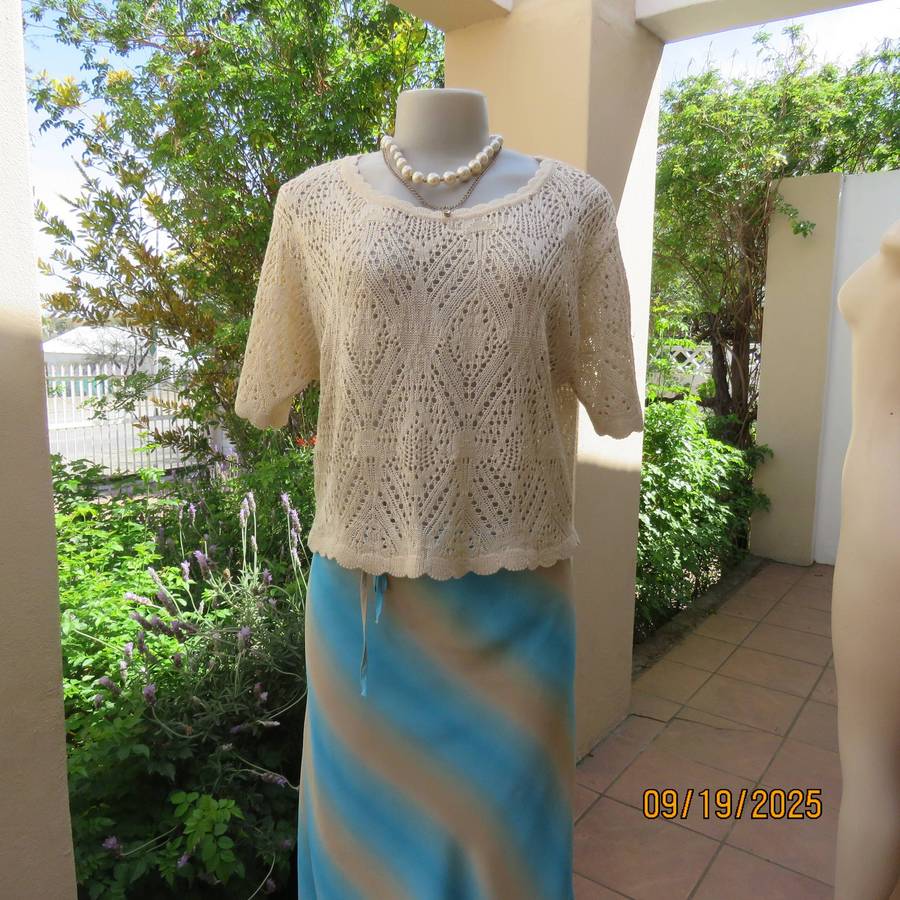 KELSO rich cream cropped polyester knit slip over size 40 top. Scalloped edging.