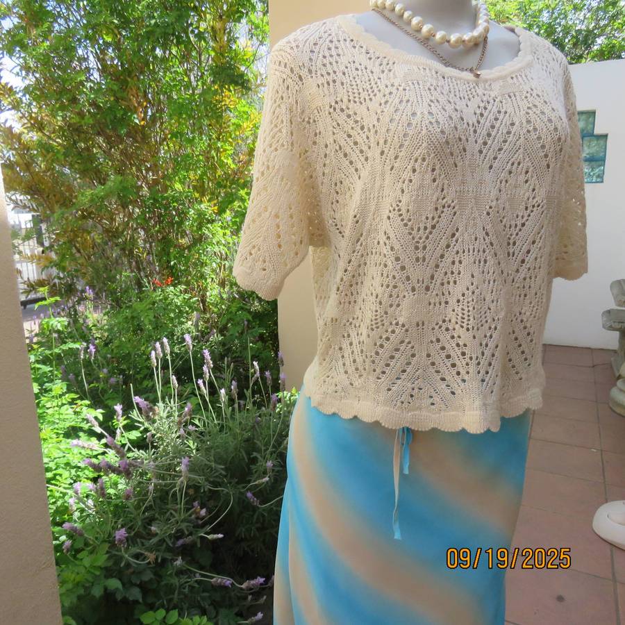 KELSO rich cream cropped polyester knit slip over size 40 top. Scalloped edging.