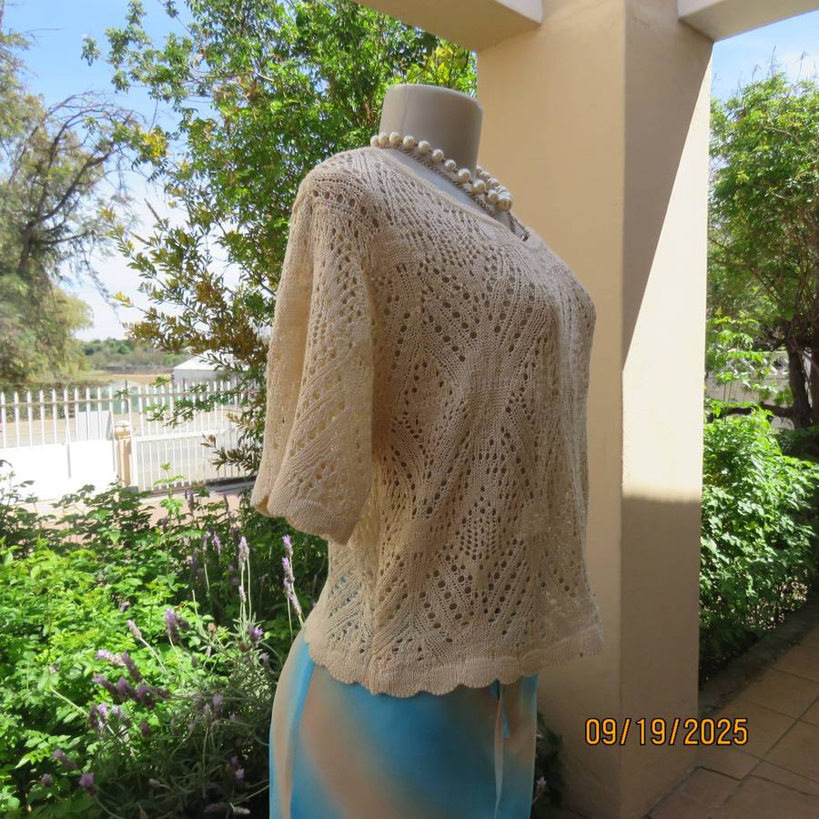 KELSO rich cream cropped polyester knit slip over size 40 top. Scalloped edging.