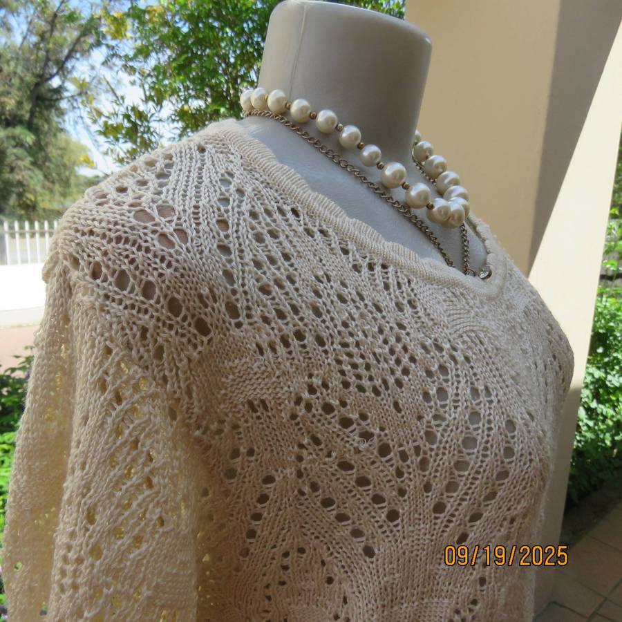 KELSO rich cream cropped polyester knit slip over size 40 top. Scalloped edging.