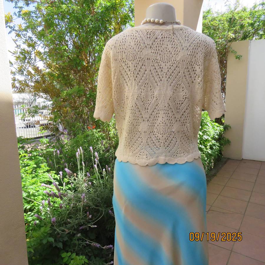 KELSO rich cream cropped polyester knit slip over size 40 top. Scalloped edging.