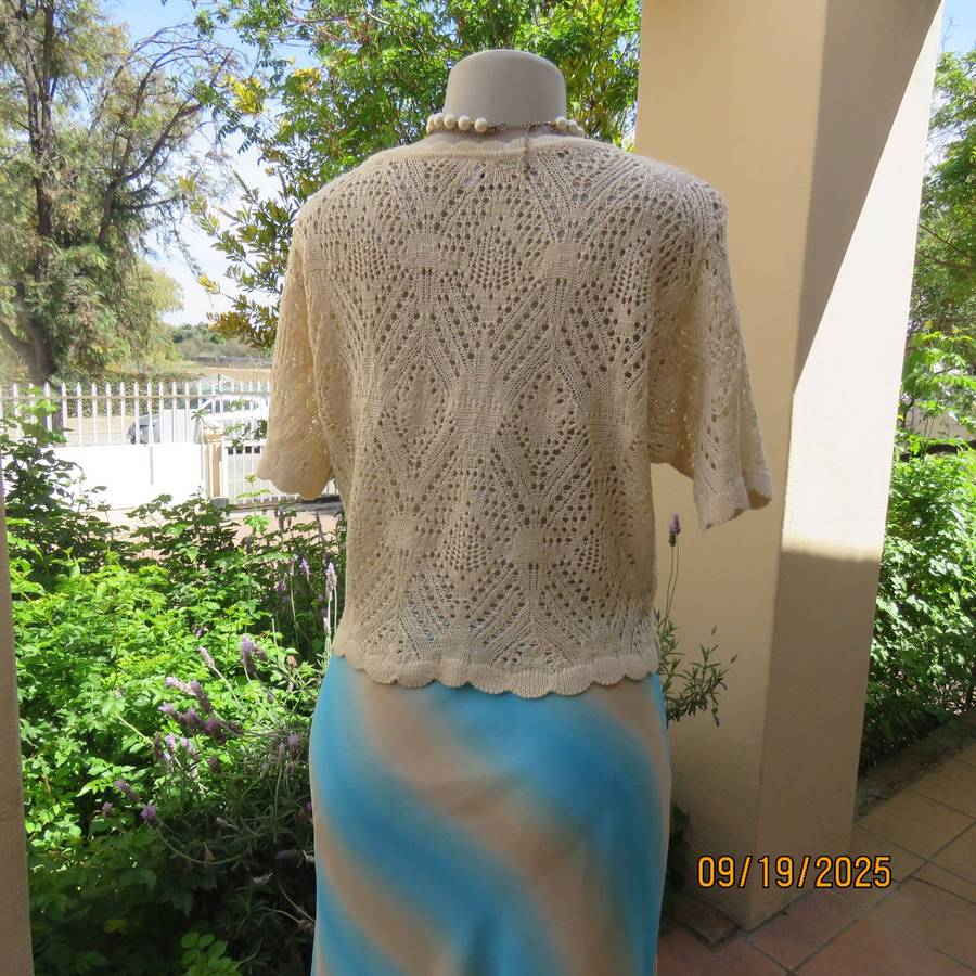 KELSO rich cream cropped polyester knit slip over size 40 top. Scalloped edging.