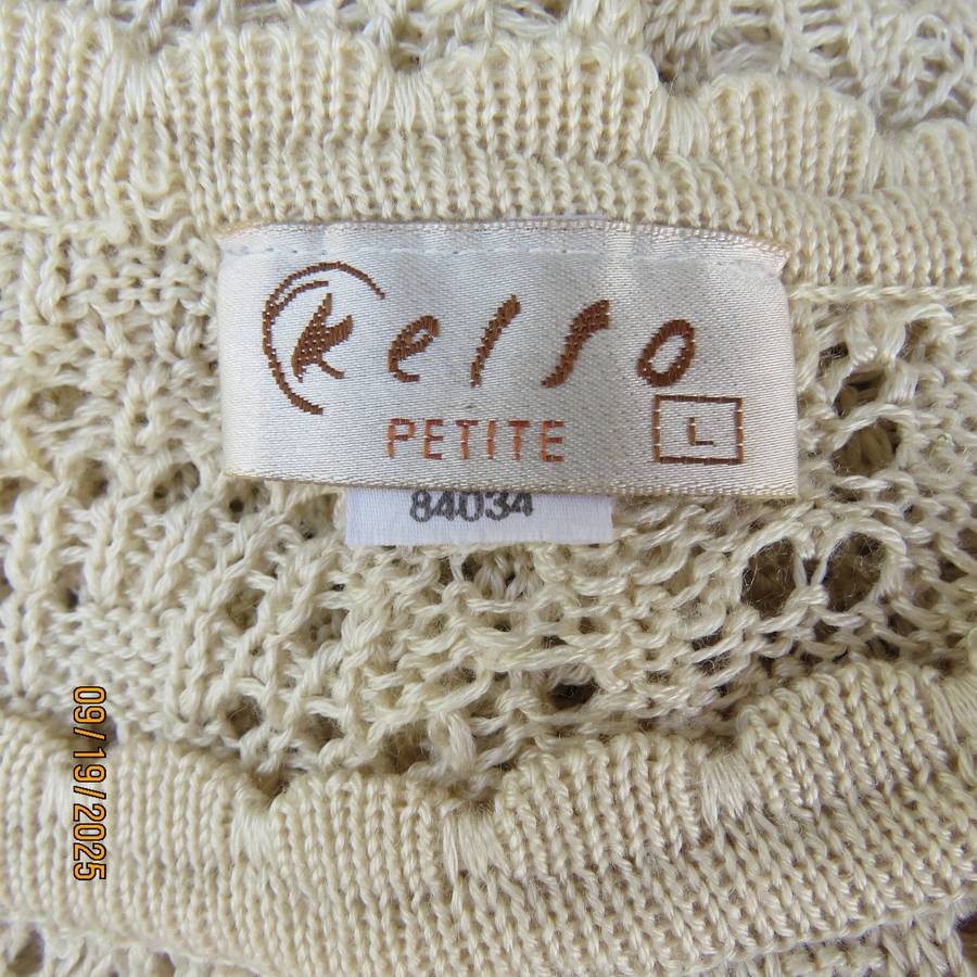 KELSO rich cream cropped polyester knit slip over size 40 top. Scalloped edging.