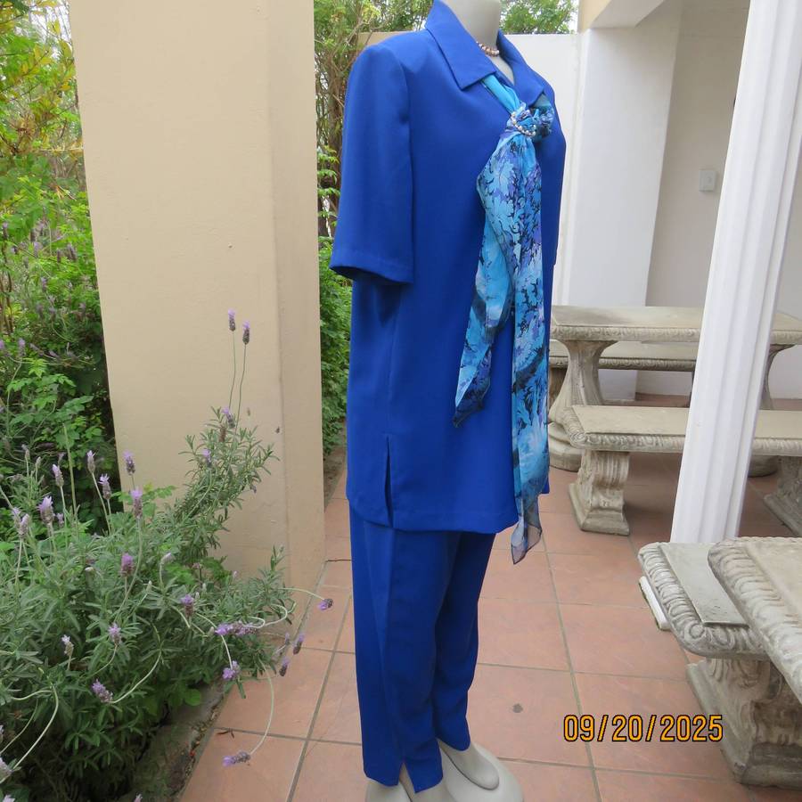 Royal blue 2pc pant suit in crepe polyester. Tapered pants. Button down top-jacket. Size 40