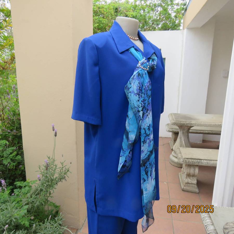 Royal blue 2pc pant suit in crepe polyester. Tapered pants. Button down top-jacket. Size 40