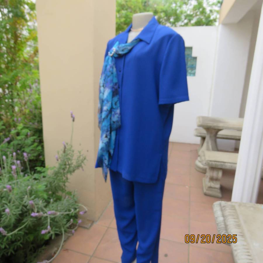Royal blue 2pc pant suit in crepe polyester. Tapered pants. Button down top-jacket. Size 40