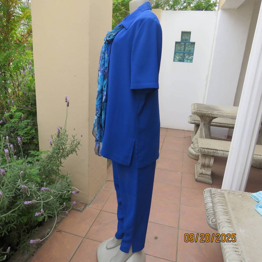 Royal blue 2pc pant suit in crepe polyester. Tapered pants. Button down top-jacket. Size 40
