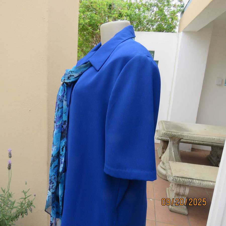 Royal blue 2pc pant suit in crepe polyester. Tapered pants. Button down top-jacket. Size 40