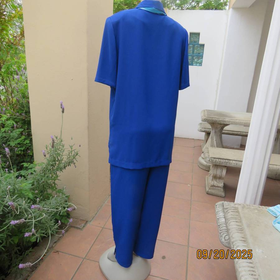Royal blue 2pc pant suit in crepe polyester. Tapered pants. Button down top-jacket. Size 40