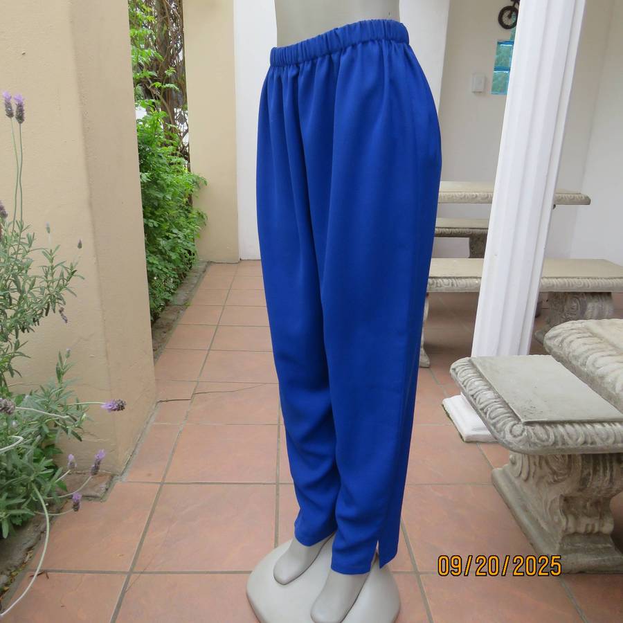 Royal blue 2pc pant suit in crepe polyester. Tapered pants. Button down top-jacket. Size 40