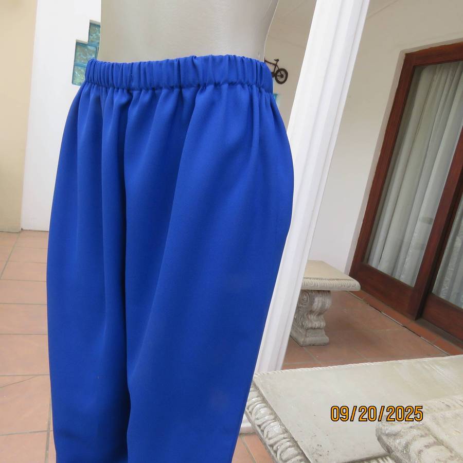 Royal blue 2pc pant suit in crepe polyester. Tapered pants. Button down top-jacket. Size 40