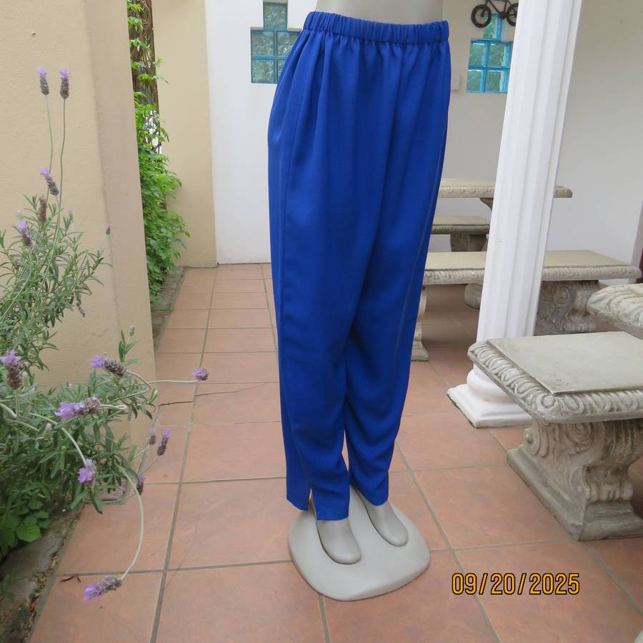 Royal blue 2pc pant suit in crepe polyester. Tapered pants. Button down top-jacket. Size 40