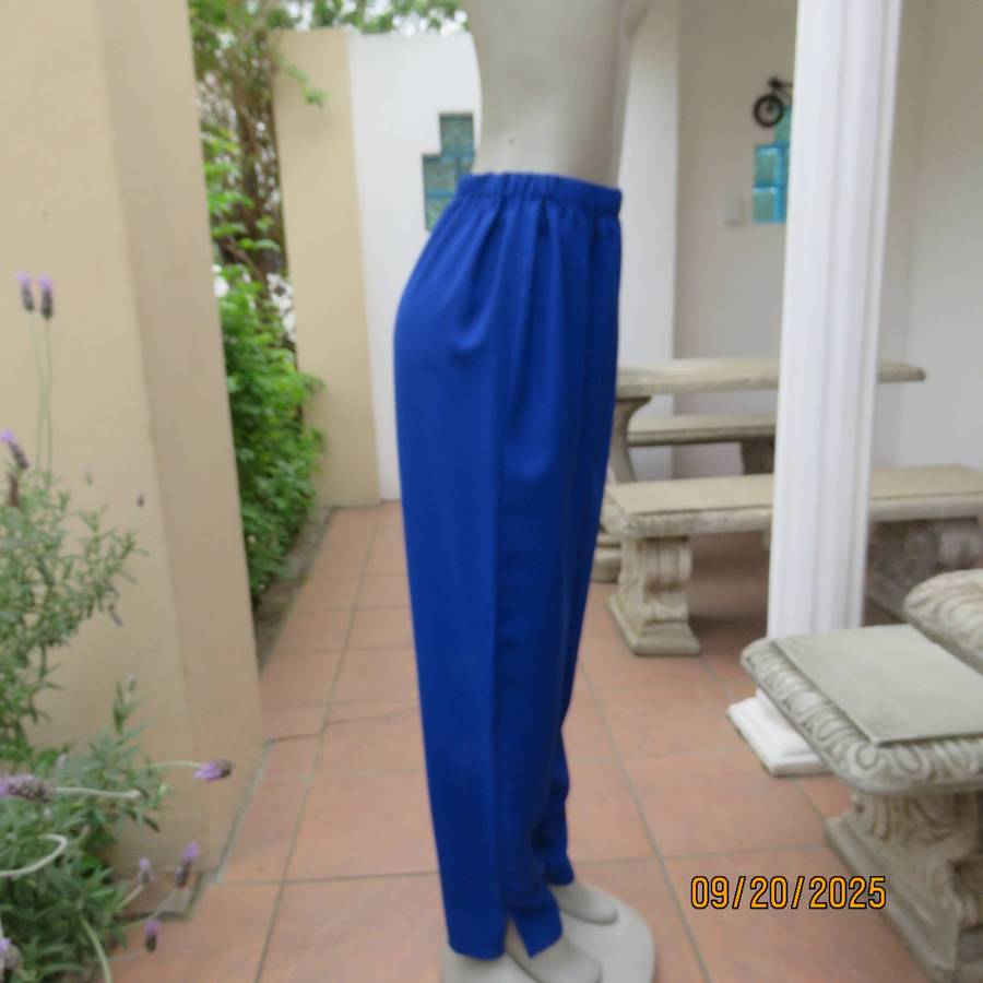 Royal blue 2pc pant suit in crepe polyester. Tapered pants. Button down top-jacket. Size 40