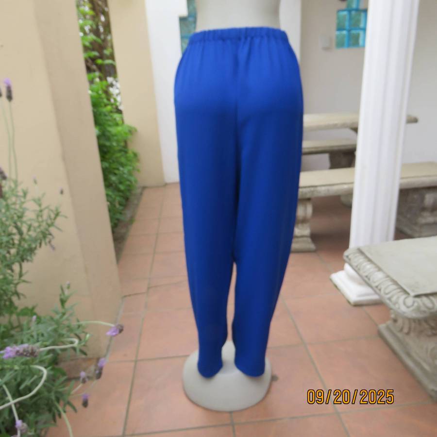 Royal blue 2pc pant suit in crepe polyester. Tapered pants. Button down top-jacket. Size 40