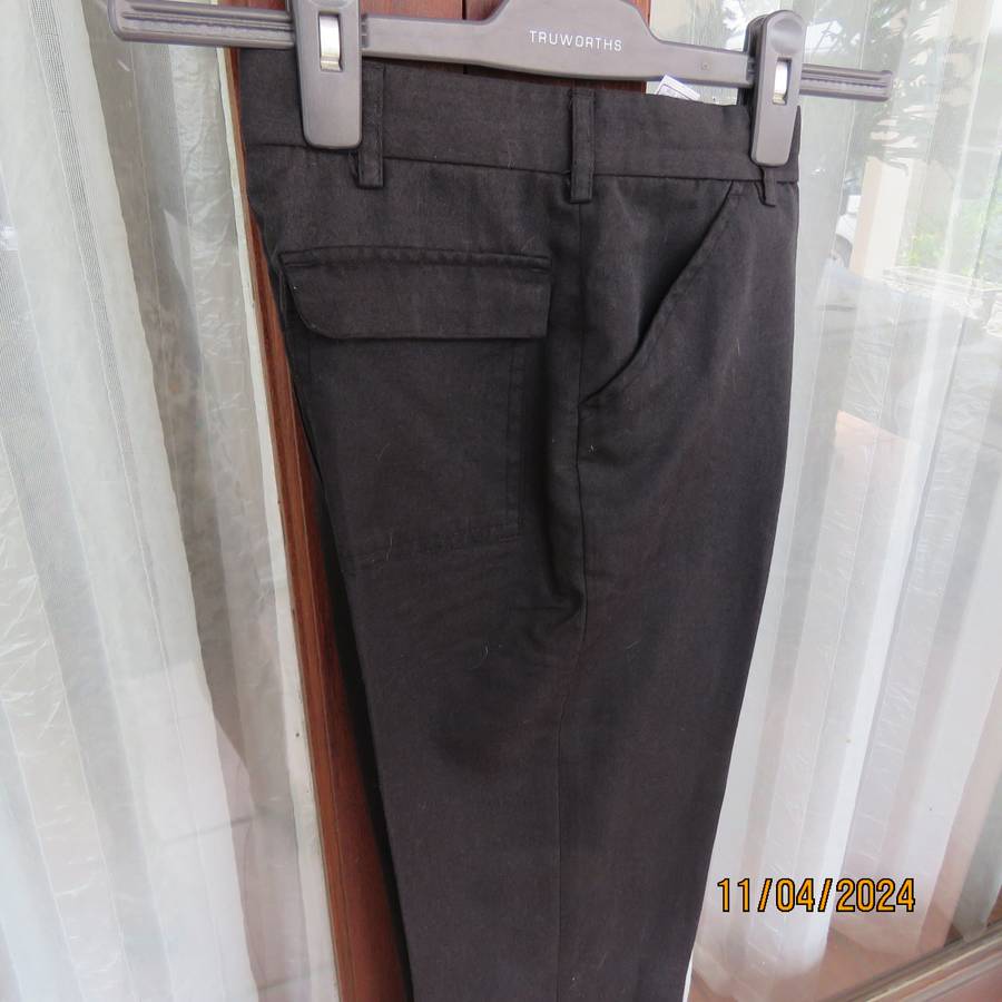 WOOLWORTHS black long pants for boy of 9 years old. In polyester-viscose blend. As new cond.