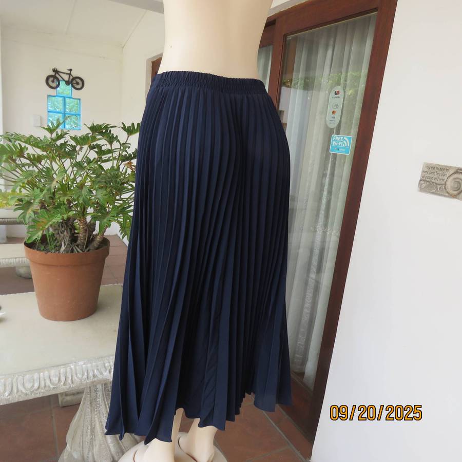 MERIEN HALL navy permanent concertina pleated flare polyester skirt size 36