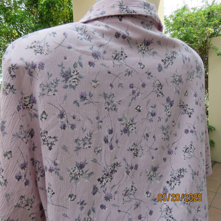 PENNY C seashell pink crinkled polycotton top with dainty purple-white floral print. Size 48