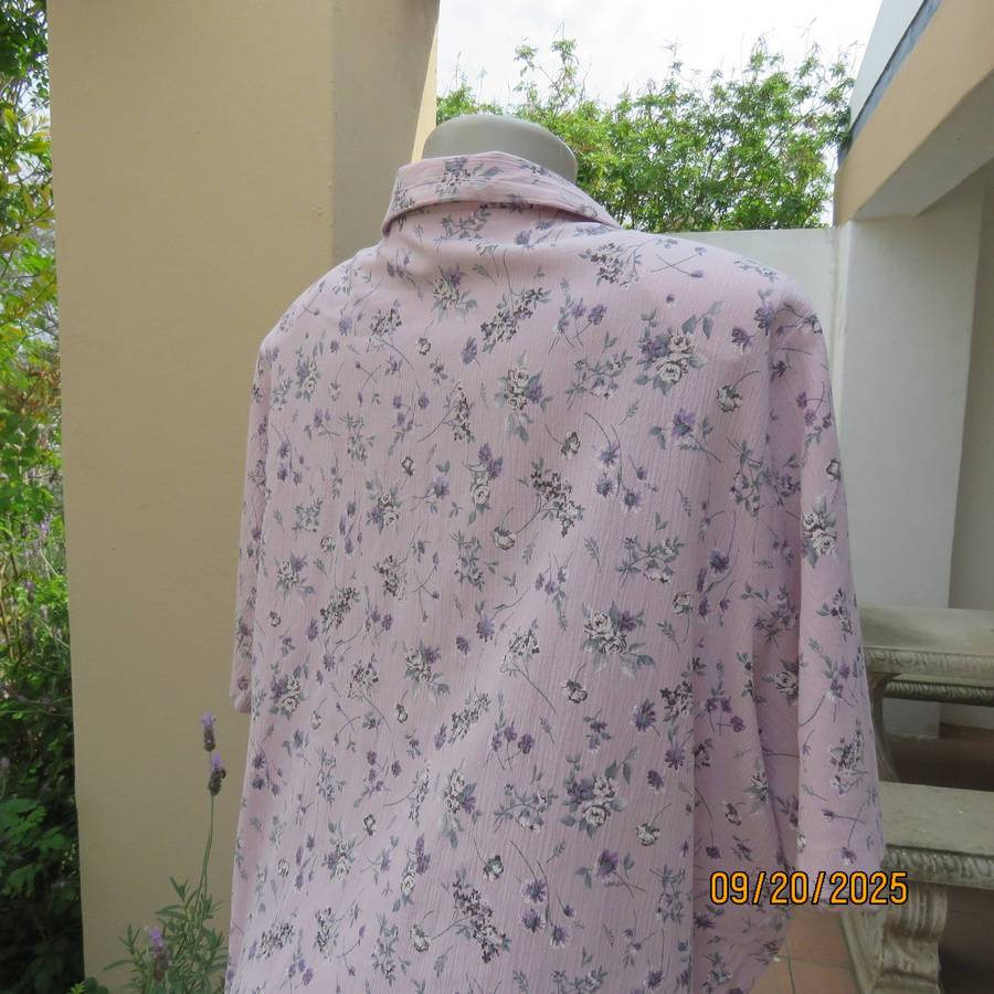 PENNY C seashell pink crinkled polycotton top with dainty purple-white floral print. Size 48