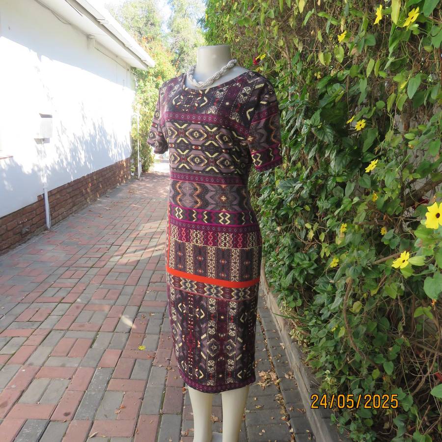 Elegant low calf horizontal colourful patterned bodycon dress size 36. Capped sleeves.