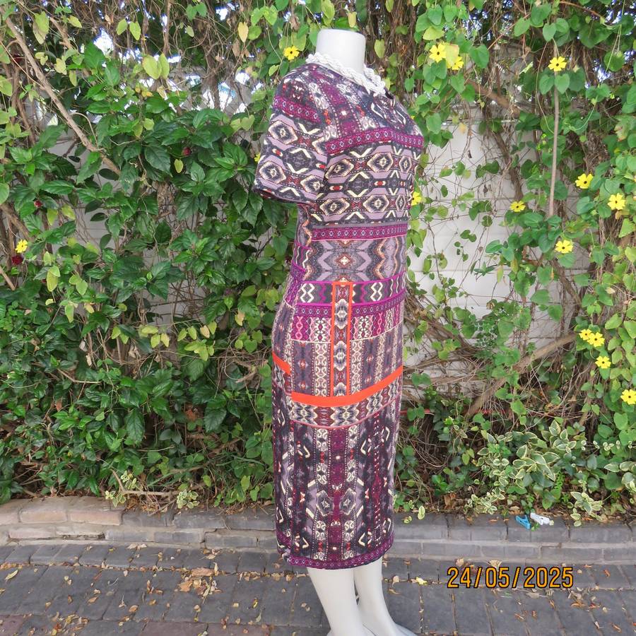 Elegant low calf horizontal colourful patterned bodycon dress size 36. Capped sleeves.