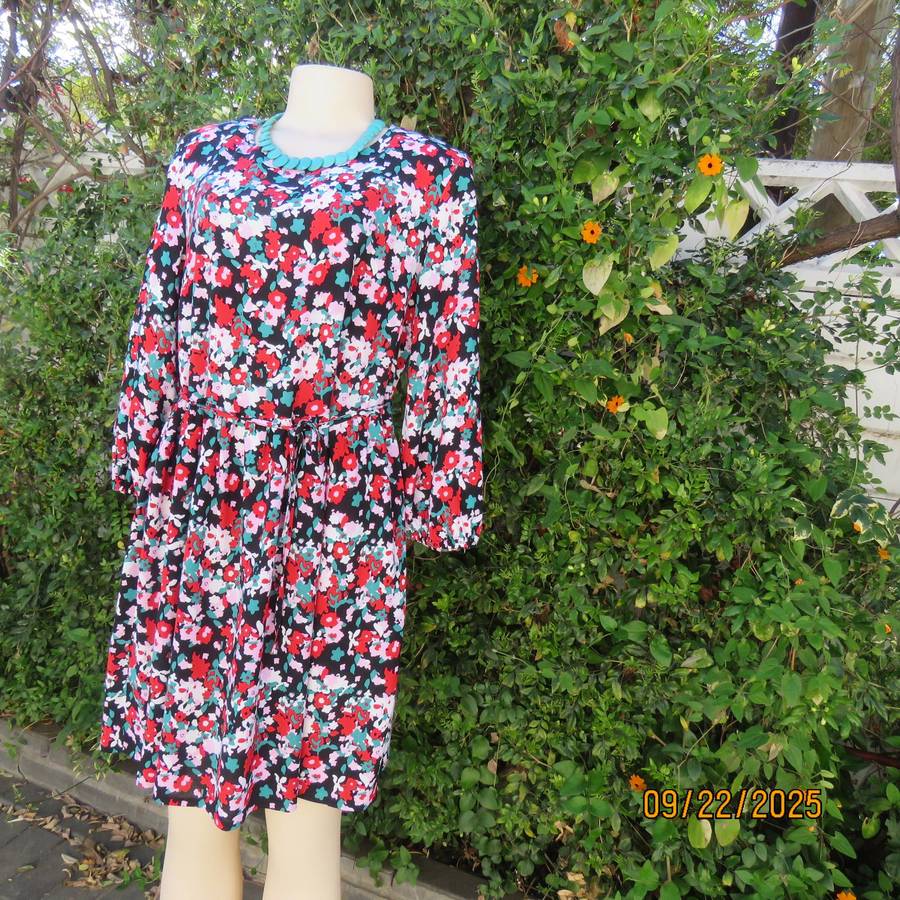 Cheerful multicolour floral printed long sleeve loose dress in viscose. Size 38