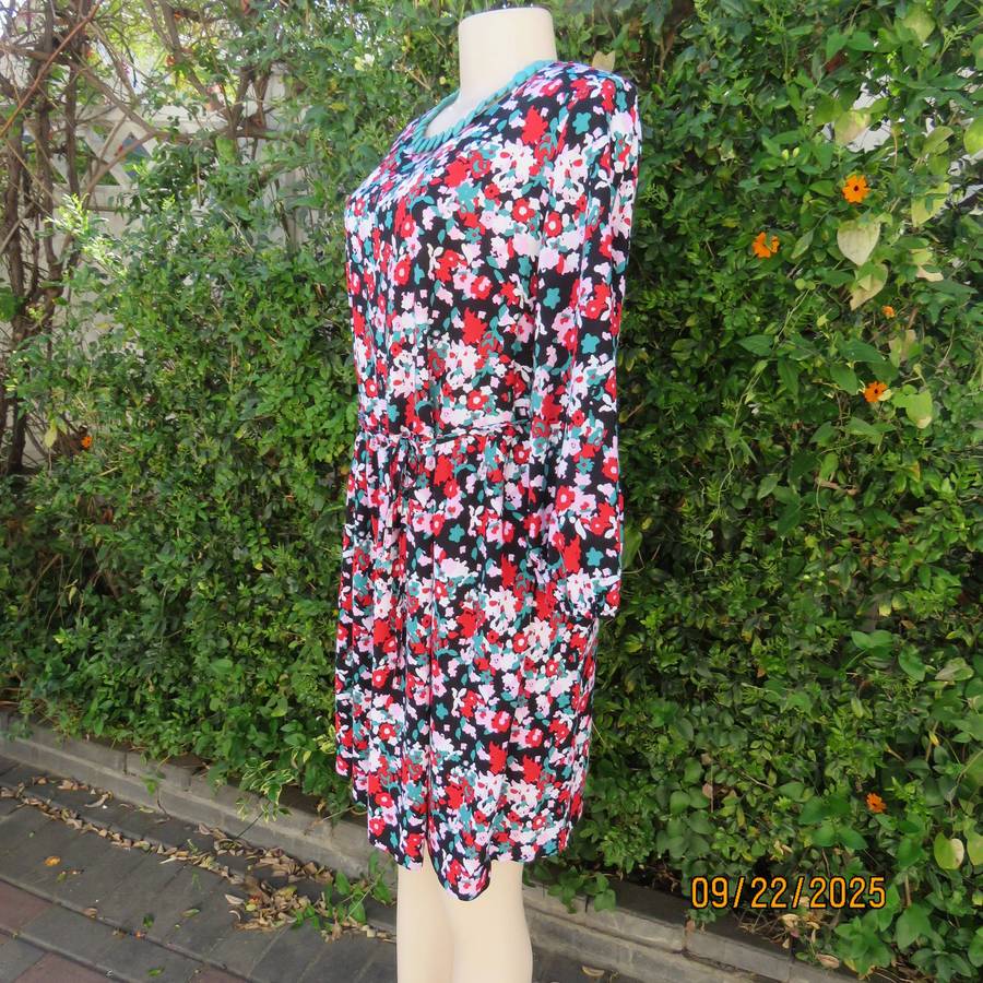 Cheerful multicolour floral printed long sleeve loose dress in viscose. Size 38