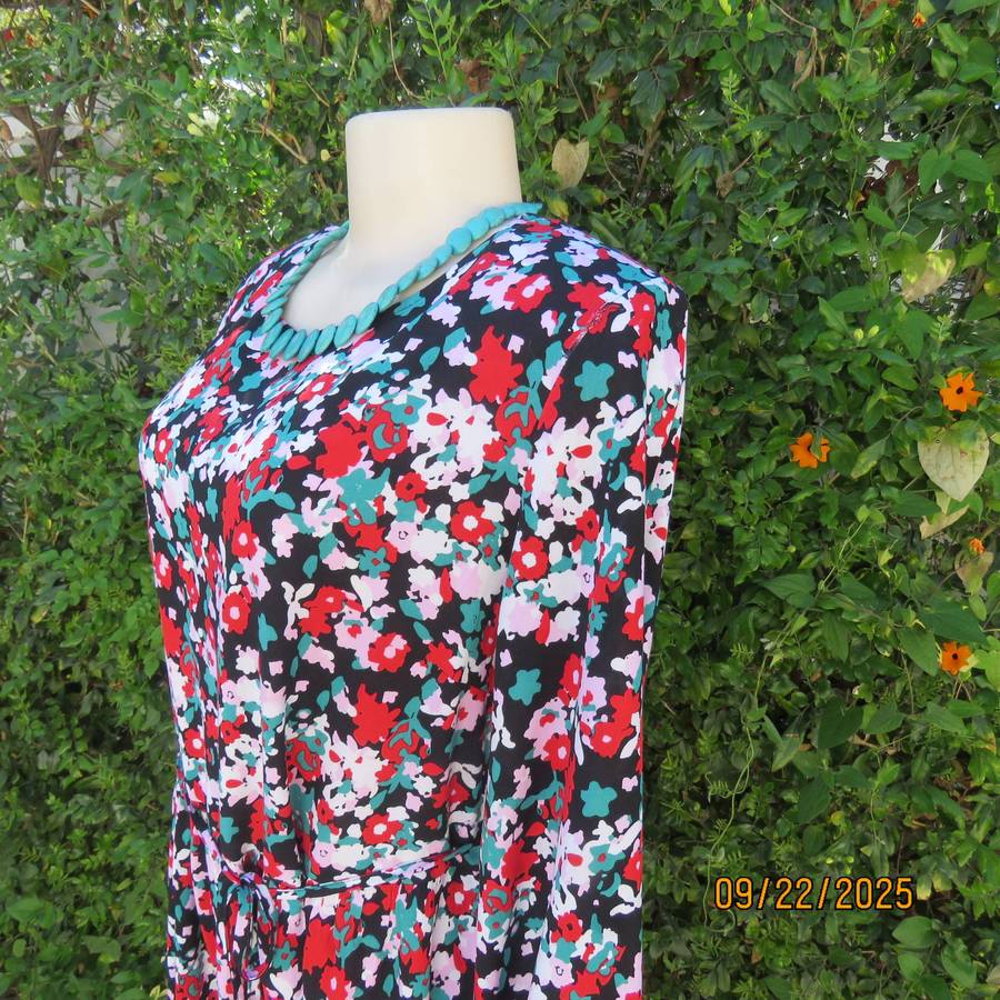 Cheerful multicolour floral printed long sleeve loose dress in viscose. Size 38