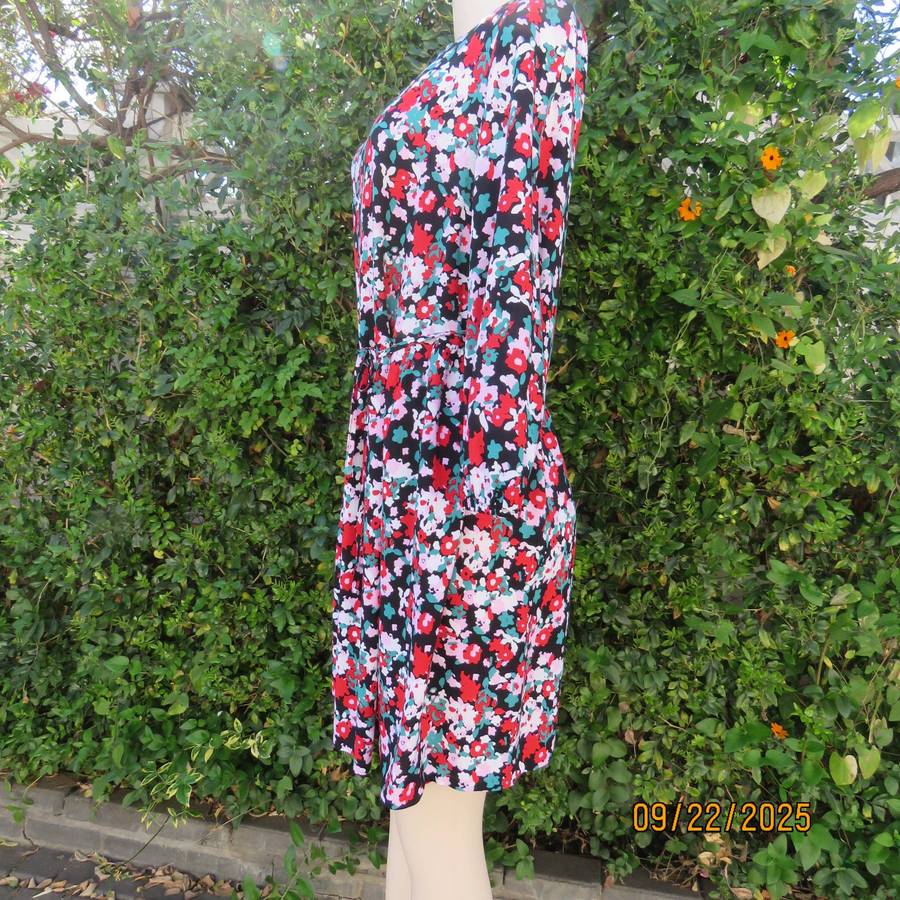 Cheerful multicolour floral printed long sleeve loose dress in viscose. Size 38