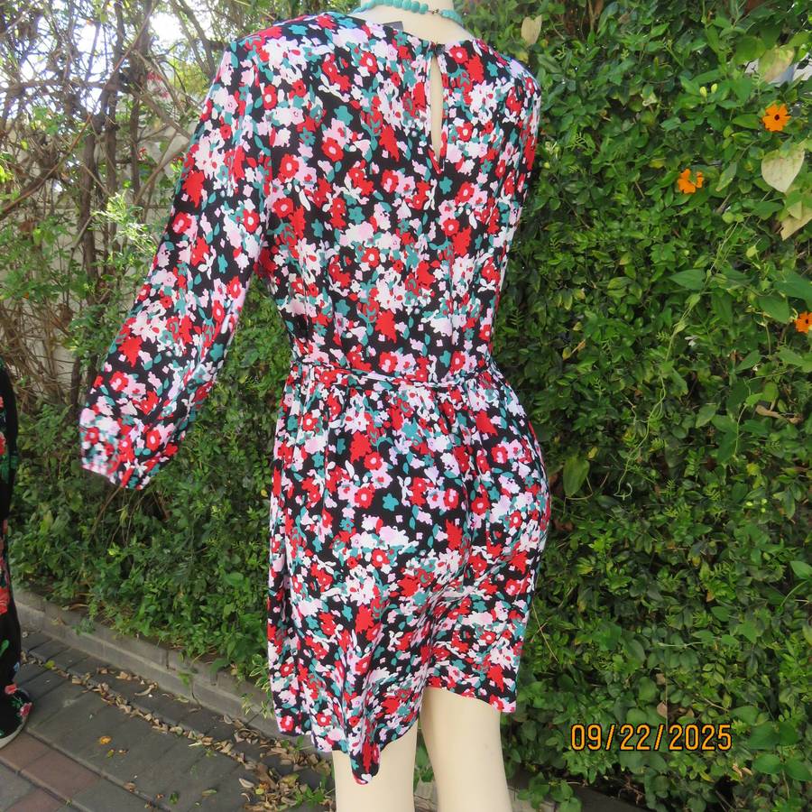 Cheerful multicolour floral printed long sleeve loose dress in viscose. Size 38
