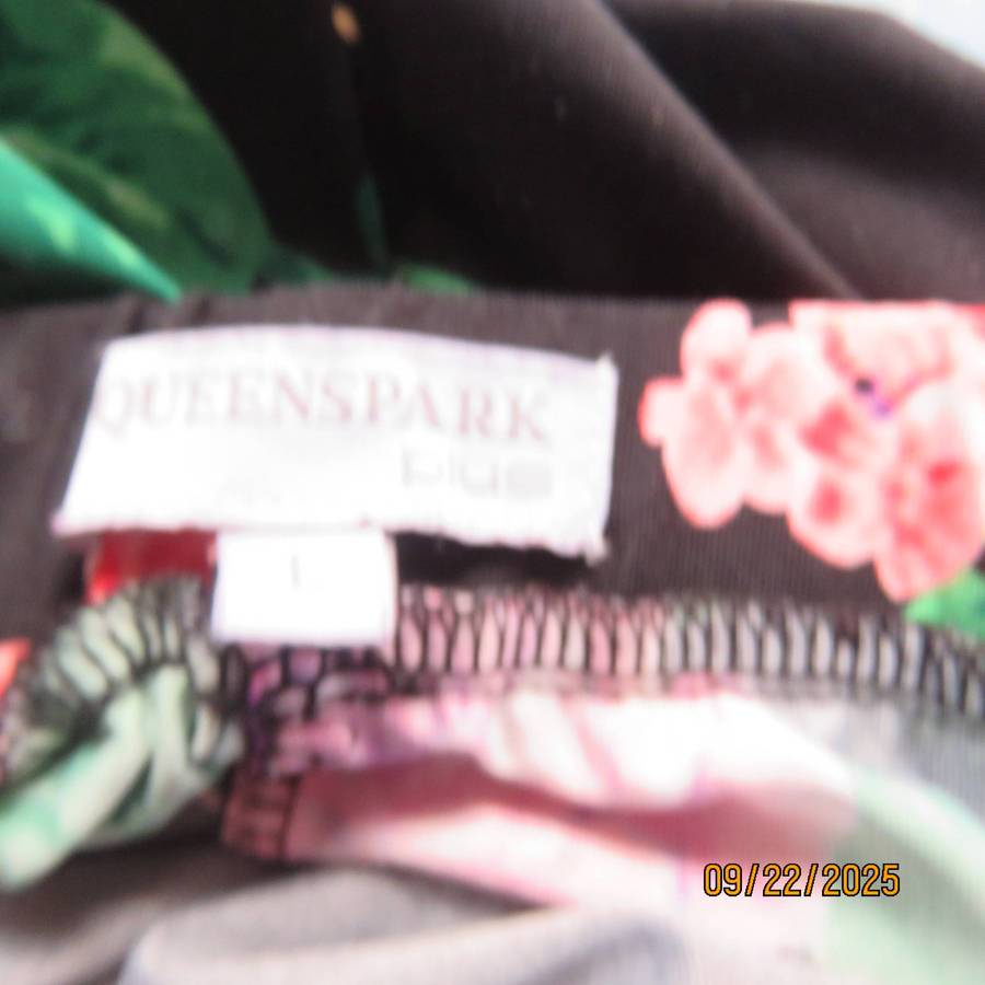 Cheerful multicolour floral printed long sleeve loose dress in viscose. Size 38