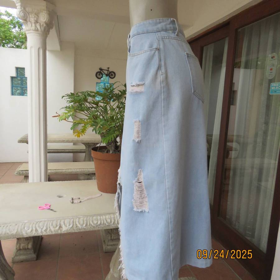 NEW IDOL light blue distressed look denim skirt with V hem opening. Size 40-42