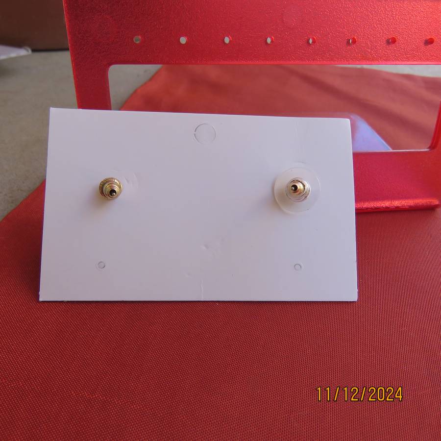 Dainty pair of flower earrings in cream resin with gold and tiny faux diamonds. Diam 2cm. New item
