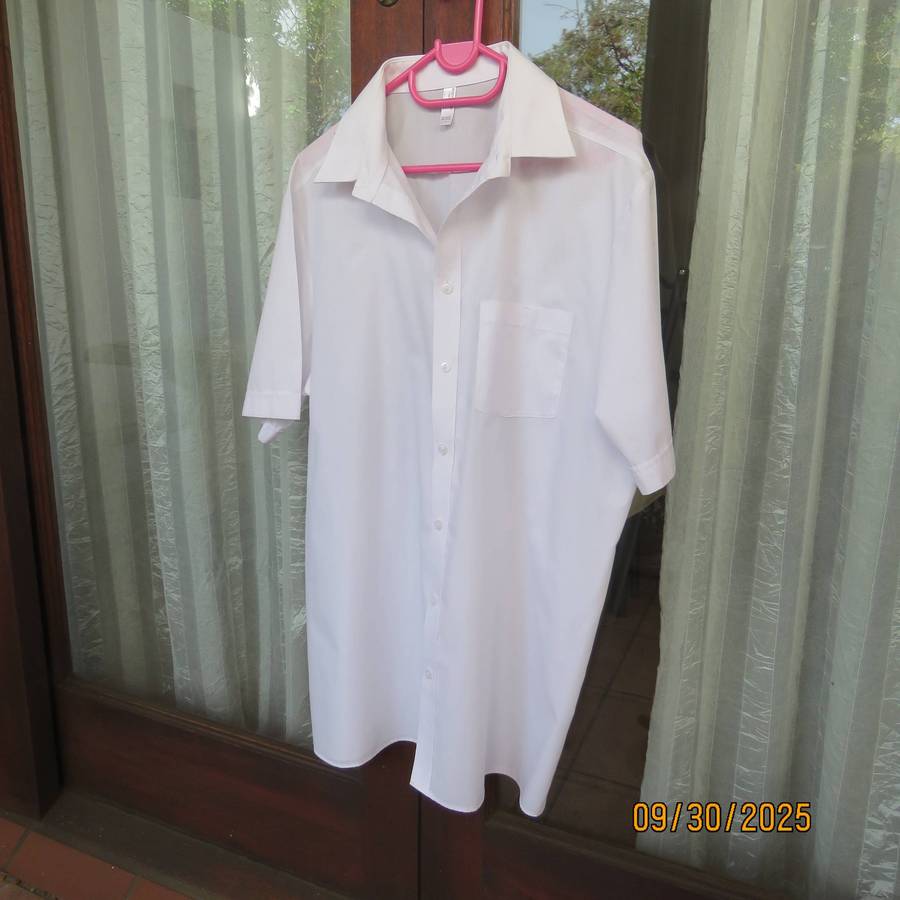 WOOLWORTHS white short sleeve high school boys shirt chest 102cm. 14-16yr