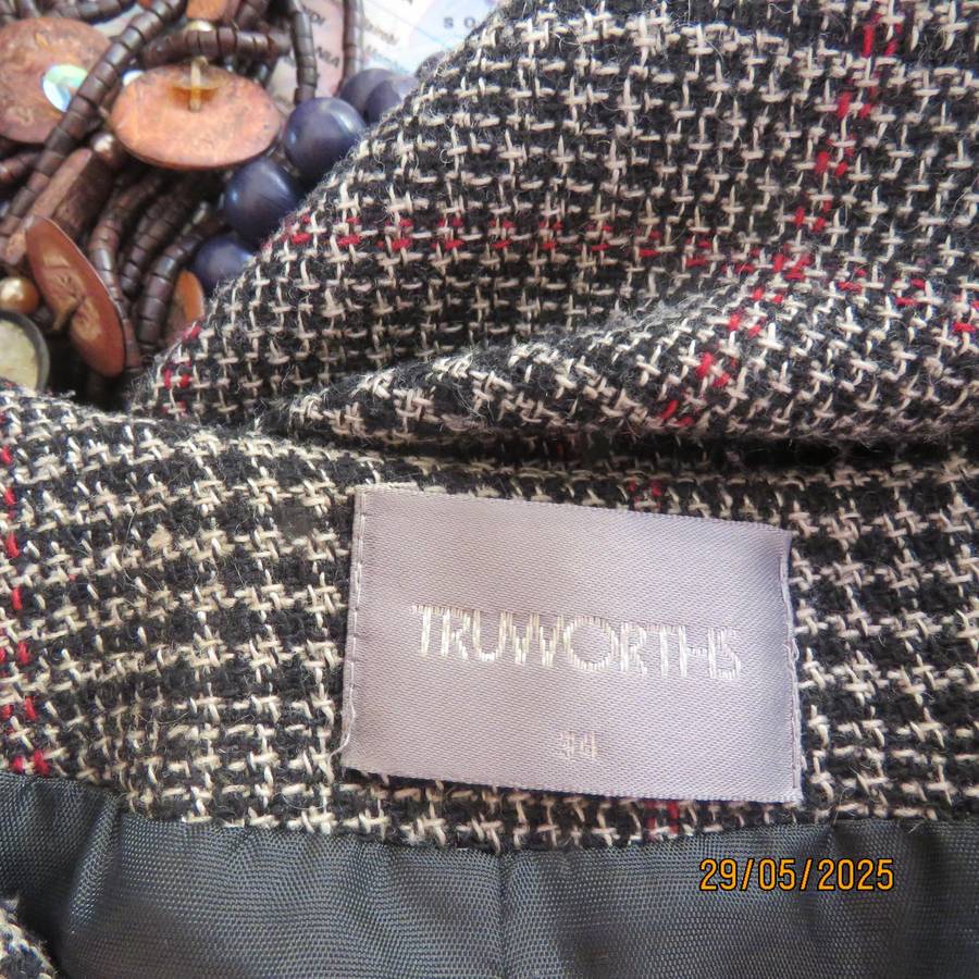 TRUWORTHS tweed checked tailored fully lined size 34 jacket. Collarless.