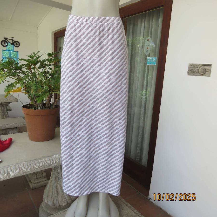White-ecru diagonal striped  maxi A-Line skirt in stretch polyester. Size 34 to 36